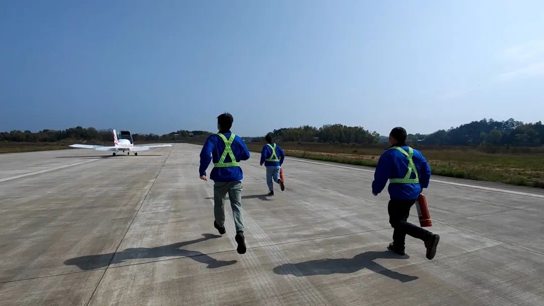 空地協(xié)同顯身手！湖南航空應(yīng)急救援隊山河機組開展特情處置應(yīng)急演練